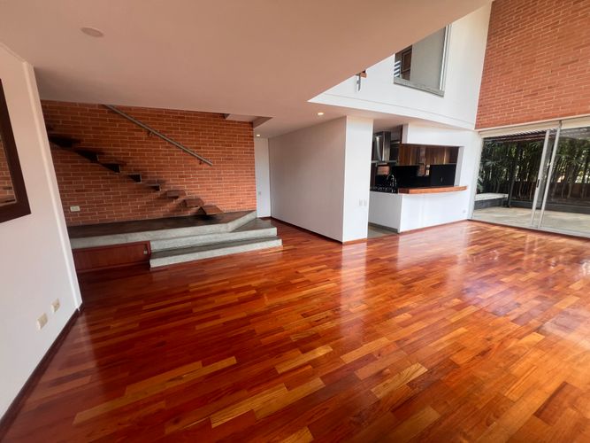 Apartamento de 3 alcobas en arriendo en Los Naranjos, Medellín, 270 m² · foto 2 de 19