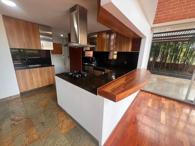 Apartamento de 3 alcobas en arriendo en Los Naranjos, Medellín, 270 m² · foto 4 de 19