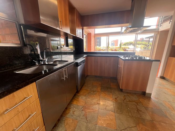 Apartamento de 3 alcobas en arriendo en Los Naranjos, Medellín, 270 m² · foto 5 de 19