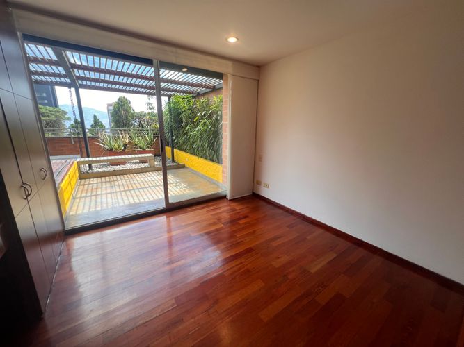 Apartamento de 3 alcobas en arriendo en Los Naranjos, Medellín, 270 m² · foto 7 de 19