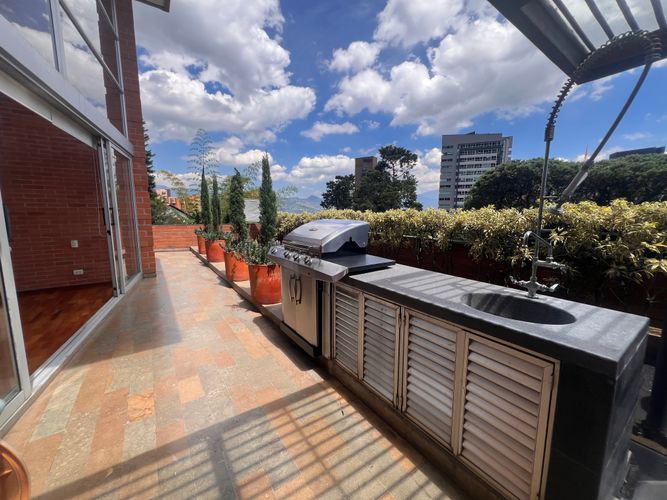Apartamento de 3 alcobas en arriendo en Los Naranjos, Medellín, 270 m² · foto 18 de 19