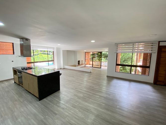 Apartamento de 4 alcobas en arriendo en El Poblado, Medellín, 198 m² · foto 3 de 18