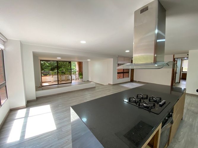 Apartamento de 4 alcobas en arriendo en El Poblado, Medellín, 198 m² · foto 4 de 18