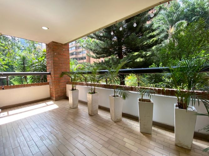 Apartamento de 4 alcobas en arriendo en El Poblado, Medellín, 198 m² · foto 16 de 18