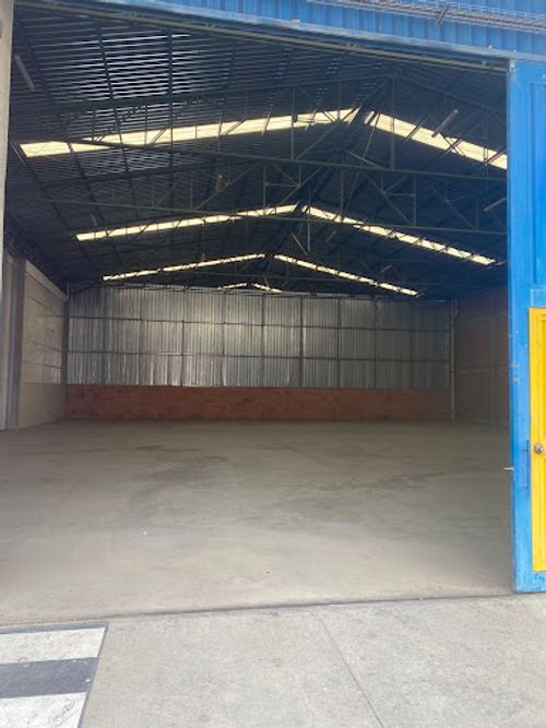 Bodega en arriendo en La Magnolia, Madrid, 750 m² · foto 2 de 3