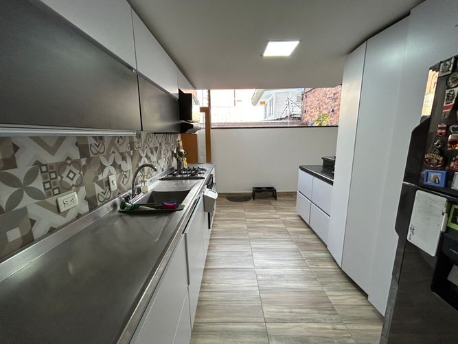 Apartamento de 3 alcobas en venta en Santa Barbara Occidental, Bogotá, 237 m² · foto 4 de 18
