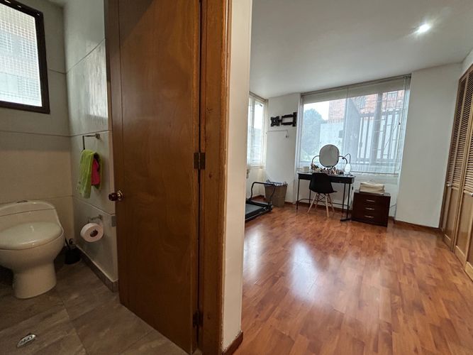 Apartamento de 3 alcobas en venta en Santa Barbara Occidental, Bogotá, 237 m² · foto 10 de 18