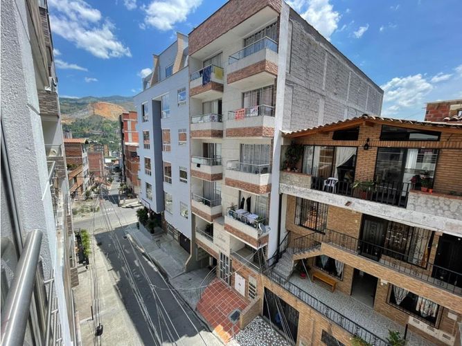 Apartamento de 2 alcobas en venta en Cabañitas, Bello, 65 m² · foto 5 de 12