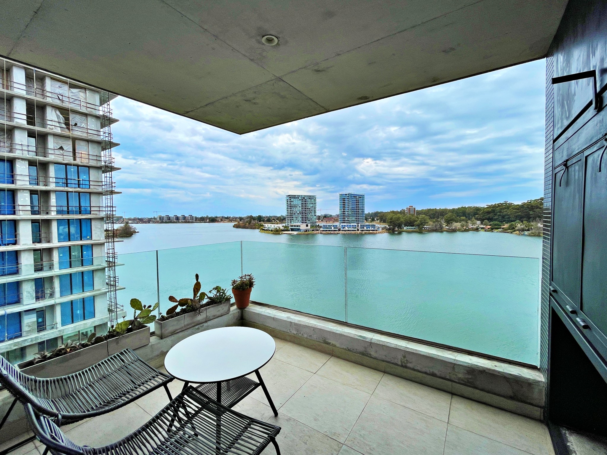 Venta de apartamento 2 dormitorios 2 baños con cochera y parrillero sobre el lago en Parque Miramar