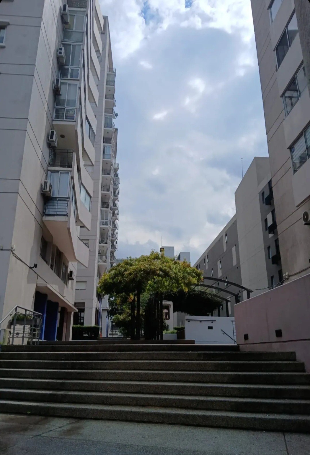 Exclusivo apartamento de 2 dormitorios en alquiler, ubicación estratégica a pasos de Terminal Tres Cruces y centros de salud, ideal para una vida cómoda y conectada.
