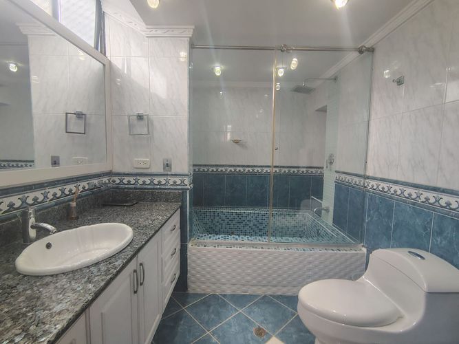 Apartamento de 3 alcobas en arriendo en El Poblado, Medellín, 215 m² · foto 17 de 18