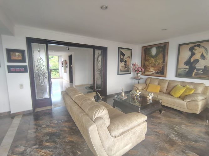 Apartamento de 3 alcobas en arriendo en El Poblado, Medellín, 215 m² · foto 3 de 18