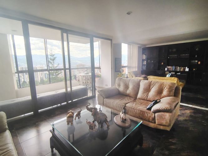 Apartamento de 3 alcobas en arriendo en El Poblado, Medellín, 215 m² · foto 2 de 18