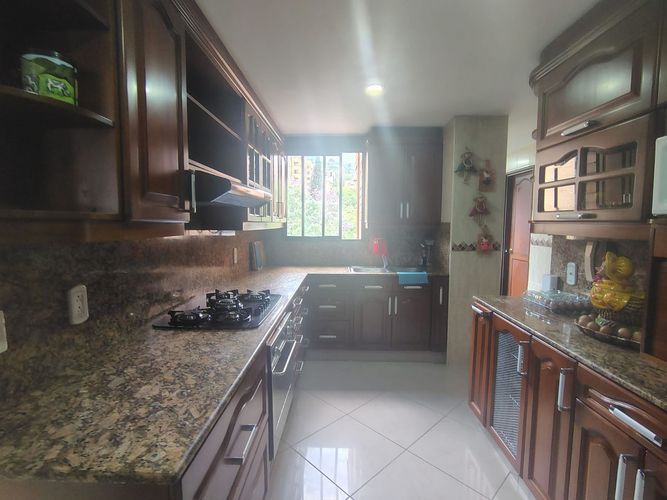 Apartamento de 3 alcobas en arriendo en El Poblado, Medellín, 215 m² · foto 8 de 18