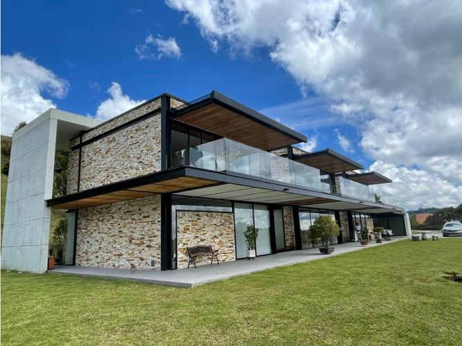 Casa de 4 alcobas en venta en Las Palmas, Envigado, 487 m² · foto 2 de 23