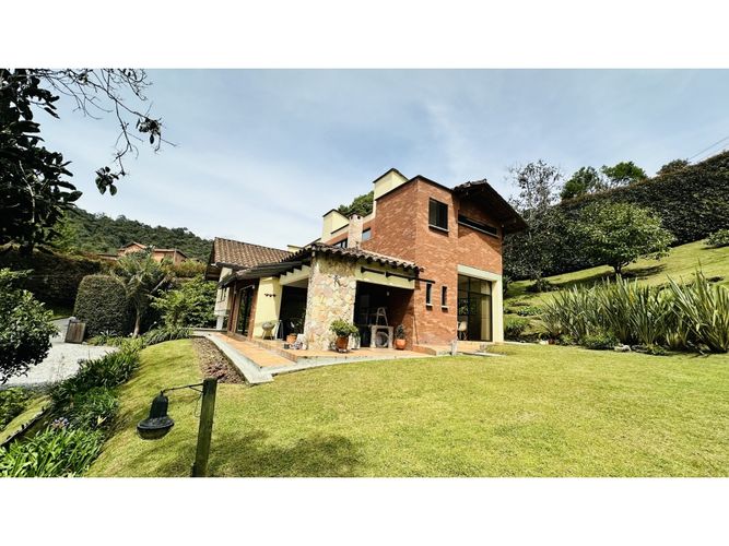 Casa en venta en Carrizales, Envigado, 242 m² · foto 2 de 24