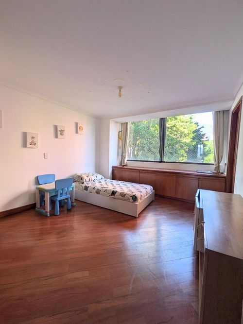 Apartamento de 4 alcobas en arriendo en El Castillo, Medellín, 260 m² · foto 13 de 14