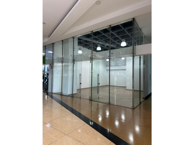 Local en venta en El Poblado, Medellín, 73 m² · foto 4 de 5