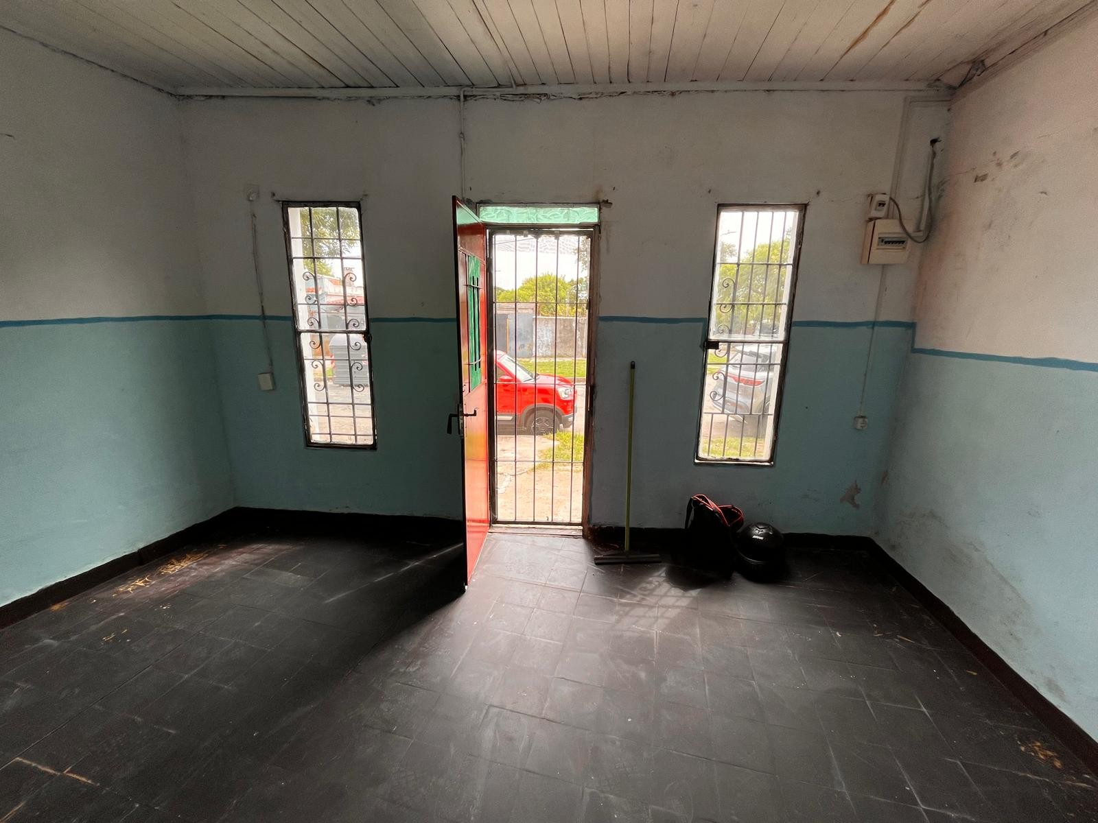 8 apartamentos modestos - con renta a 2 de Av Gral Flores prox Antel Arena