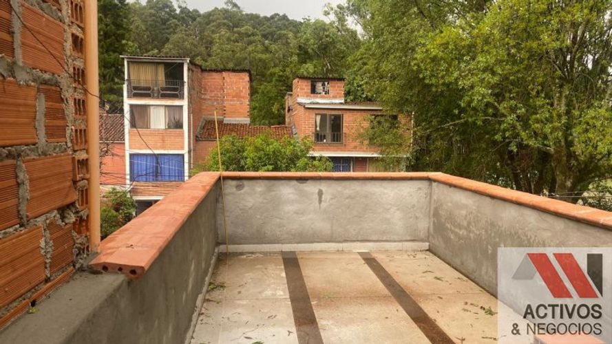 Casa de 3 alcobas en venta en Las Violetas, Medellín, 162 m² · foto 2 de 24