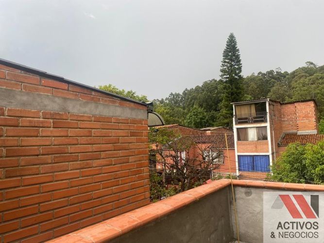 Casa de 3 alcobas en venta en Las Violetas, Medellín, 162 m² · foto 4 de 24