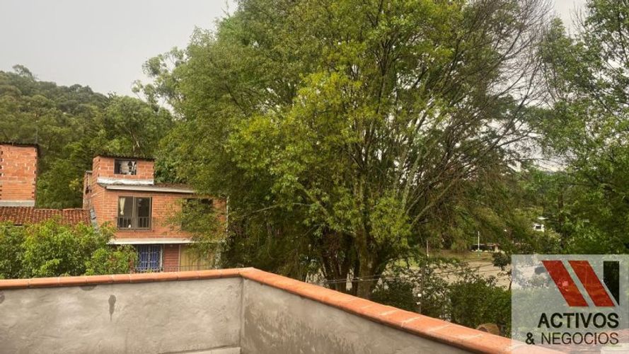 Casa de 3 alcobas en venta en Las Violetas, Medellín, 162 m² · foto 5 de 24