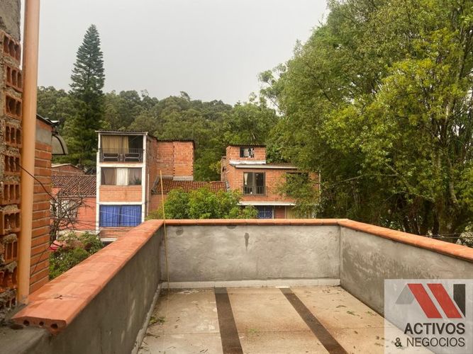 Casa de 3 alcobas en venta en Las Violetas, Medellín, 162 m² · foto 6 de 24