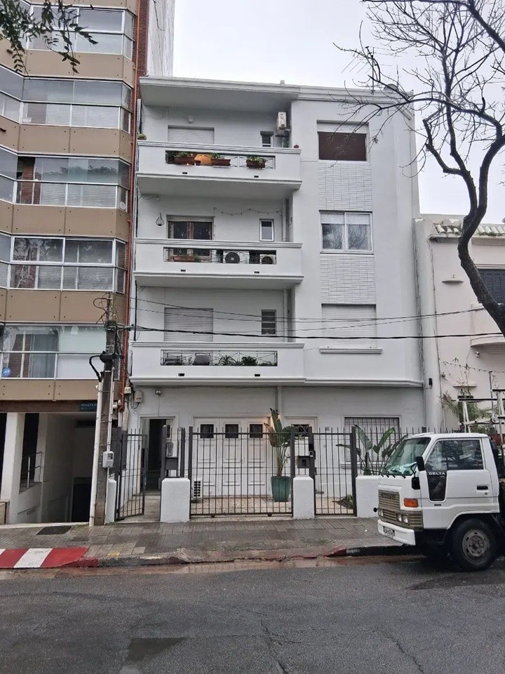ALQUILER EN PUNTA CARRETAS DE 2 DORMITORIOS, 2 BALCONES, PARRILLERO EXCLUSIVO, GASTOS COMUNES BAJOS · Foto 3