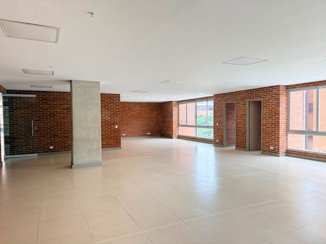 Oficina en arriendo en El Poblado, Medellín, 139 m² · foto 5 de 14