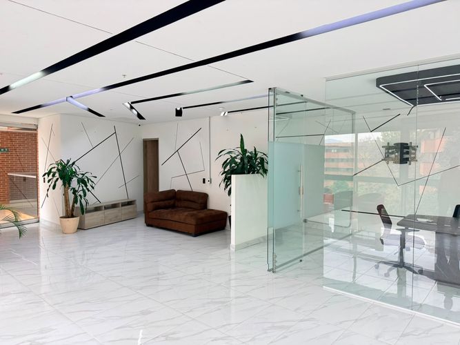 Oficina en arriendo en El Poblado, Medellín, 96 m² · foto 3 de 15