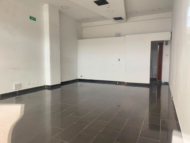 Local en arriendo en El Poblado, Medellín, 51 m² · foto 2 de 5