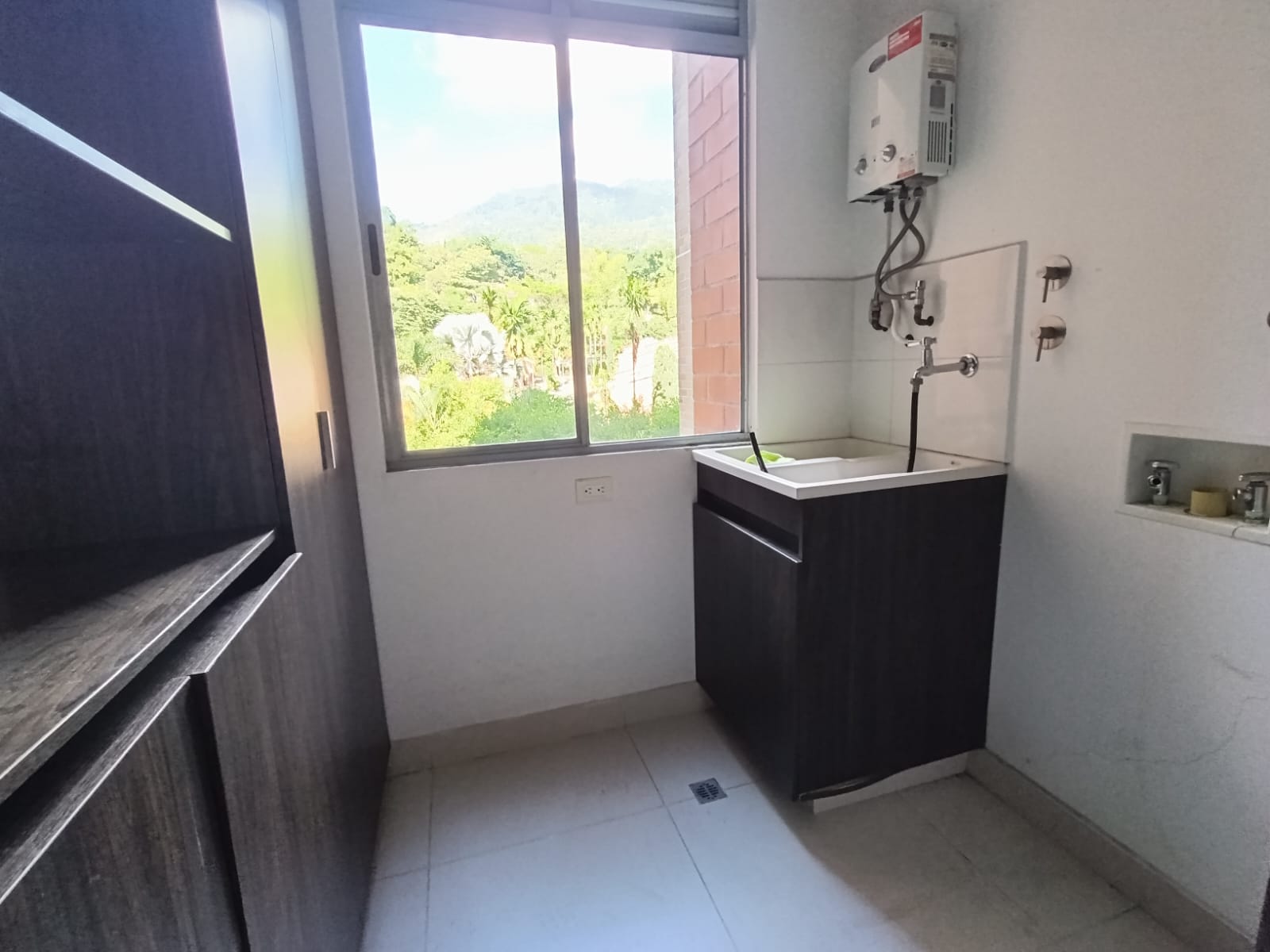 Apartamento en arriendo en Loma Del Esmeraldal, Envigado · foto 3 de 11