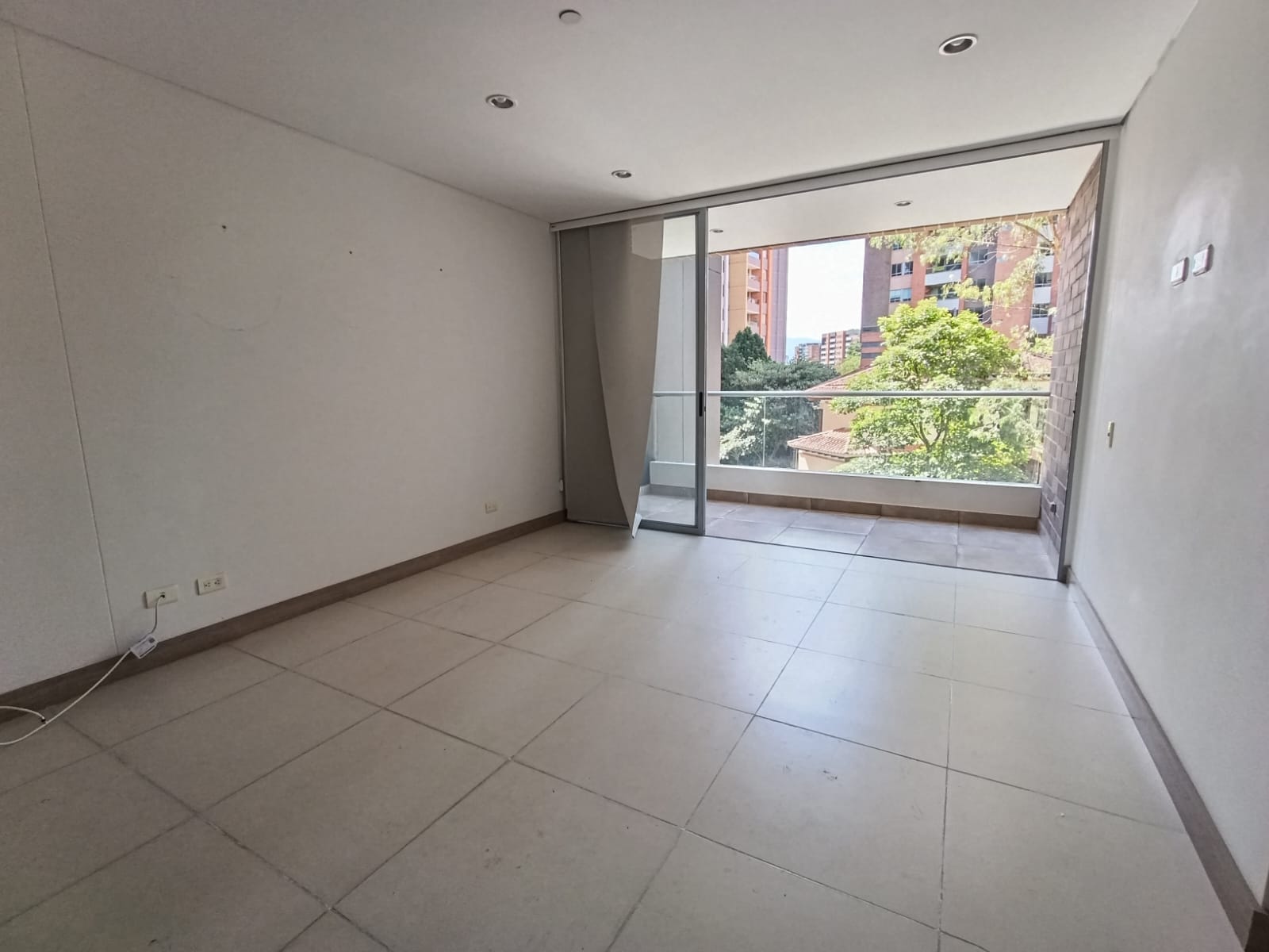 Apartamento en arriendo en Loma Del Esmeraldal, Envigado · foto 4 de 11