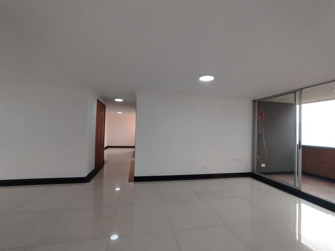 Apartamento de 3 alcobas en arriendo en El Poblado, Medellín, 163 m² · foto 2 de 20