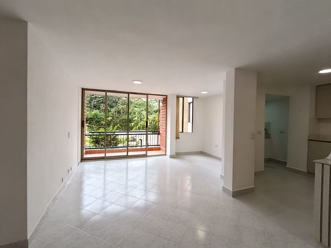 Apartamento de 3 alcobas en arriendo en Urbanización Las Cumbres, Medellín, 89 m² · foto 3 de 14