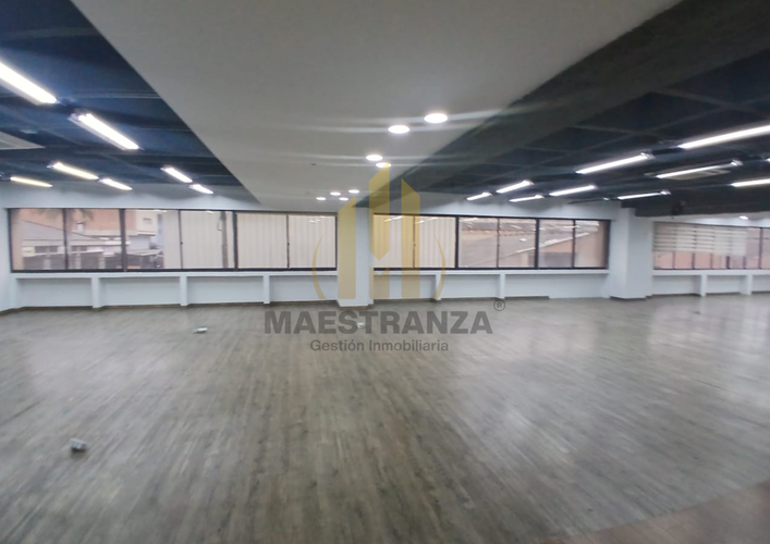 Oficina en arriendo en La Esmeralda, Itagüí, 659 m² · foto 2 de 18
