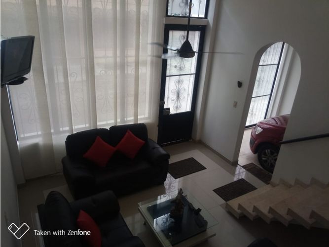 Casa de 6 alcobas en venta en Ub. Villa Nueva, Girardot, 259 m² · foto 4 de 11