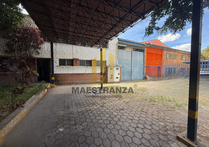 Bodega en venta en Cementerio Universal, Medellín, 1480 m² · foto 3 de 7