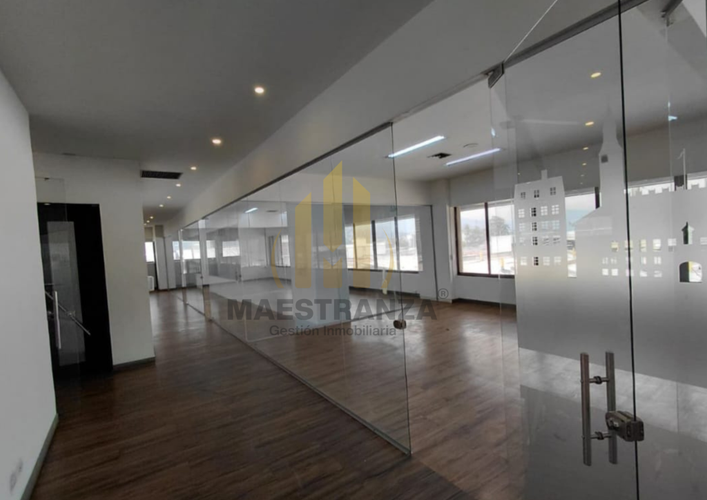 Oficina en arriendo en La Esmeralda, Itagüí, 681 m² · foto 2 de 8