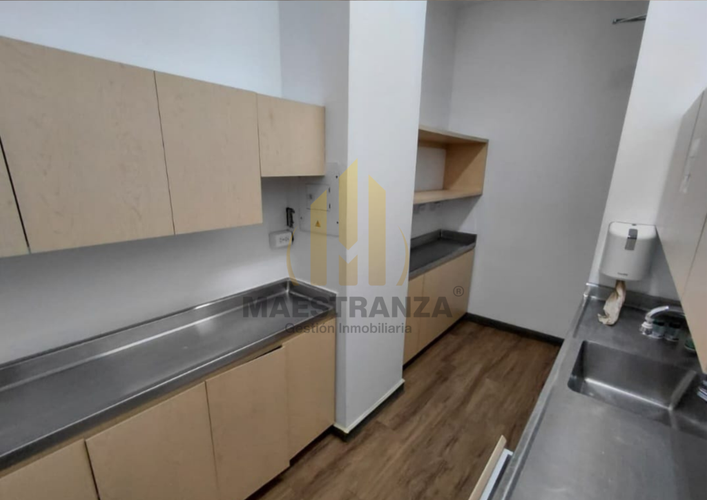 Oficina en arriendo en La Esmeralda, Itagüí, 681 m² · foto 4 de 8