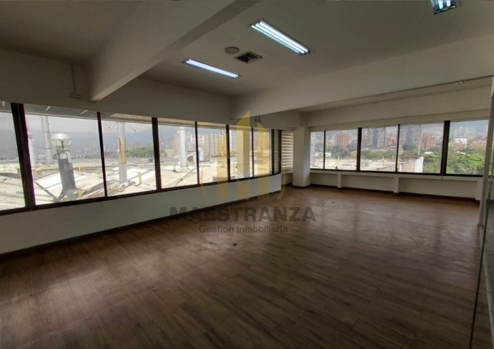 Oficina en arriendo en La Esmeralda, Itagüí, 681 m² · foto 5 de 8