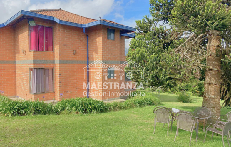 Casa de 5 alcobas en venta en Santa Elena, Medellín, 250 m² · foto 2 de 15