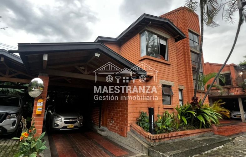 Casa de 5 alcobas en venta en Los Naranjos, Medellín, 300 m² · foto 2 de 24