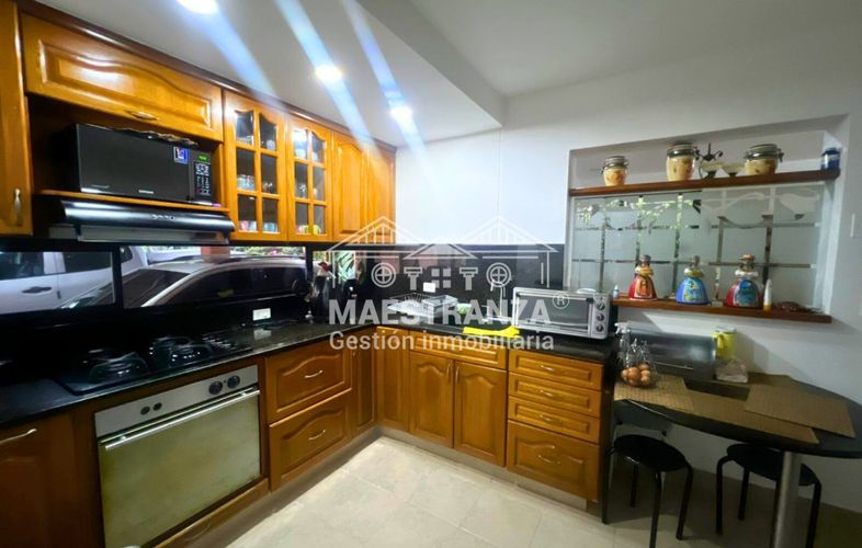 Casa de 5 alcobas en venta en Los Naranjos, Medellín, 300 m² · foto 8 de 24