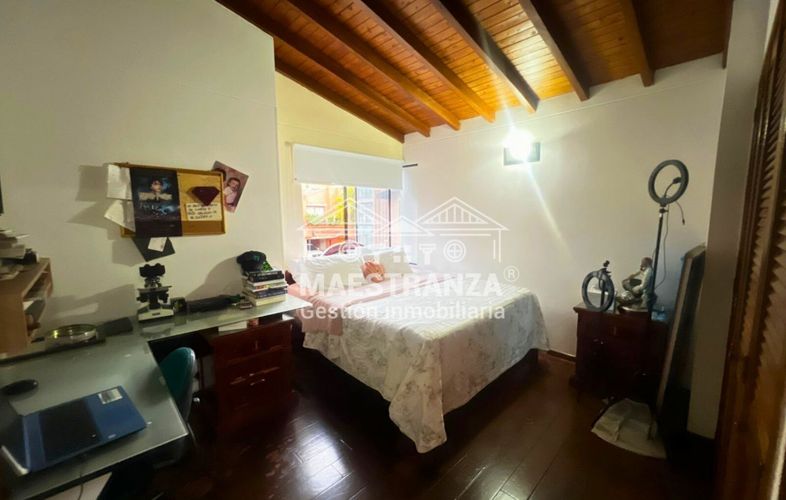 Casa de 5 alcobas en venta en Los Naranjos, Medellín, 300 m² · foto 10 de 24
