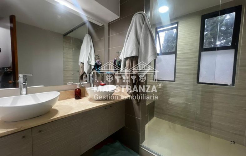 Casa de 5 alcobas en venta en Los Naranjos, Medellín, 300 m² · foto 22 de 24