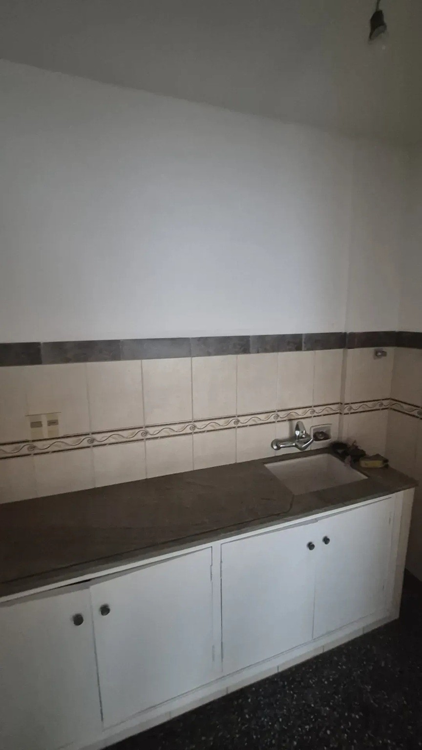 ALQUILER EN EL CENTRO DE 1 DORMITORIO, PISO ALTO AL FRENTE, LUMINOSO! · Foto 3