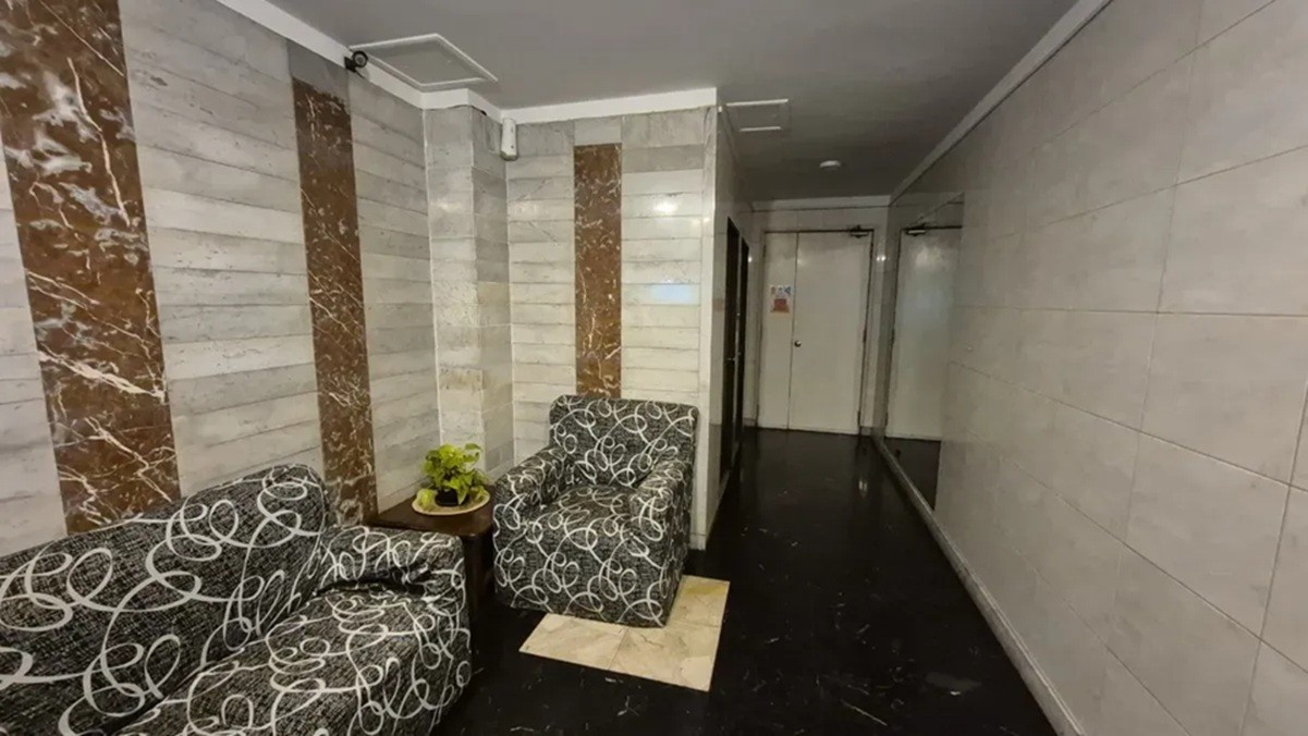 ALQUILER EN EL CENTRO DE 1 DORMITORIO, PISO ALTO AL FRENTE, LUMINOSO! · Foto 2