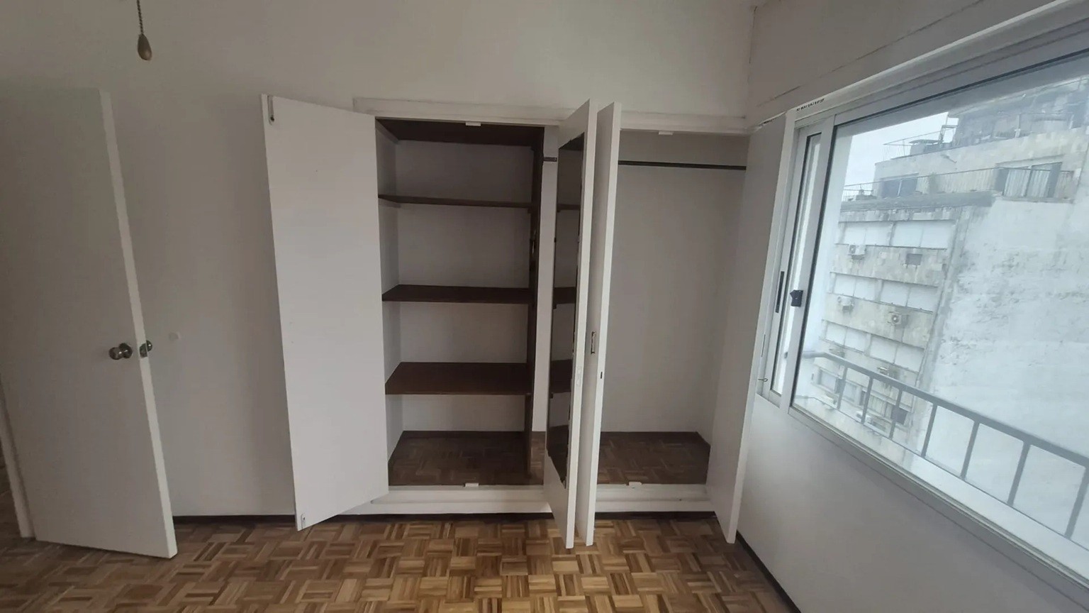 ALQUILER EN EL CENTRO DE 1 DORMITORIO, PISO ALTO AL FRENTE, LUMINOSO! · Foto 4