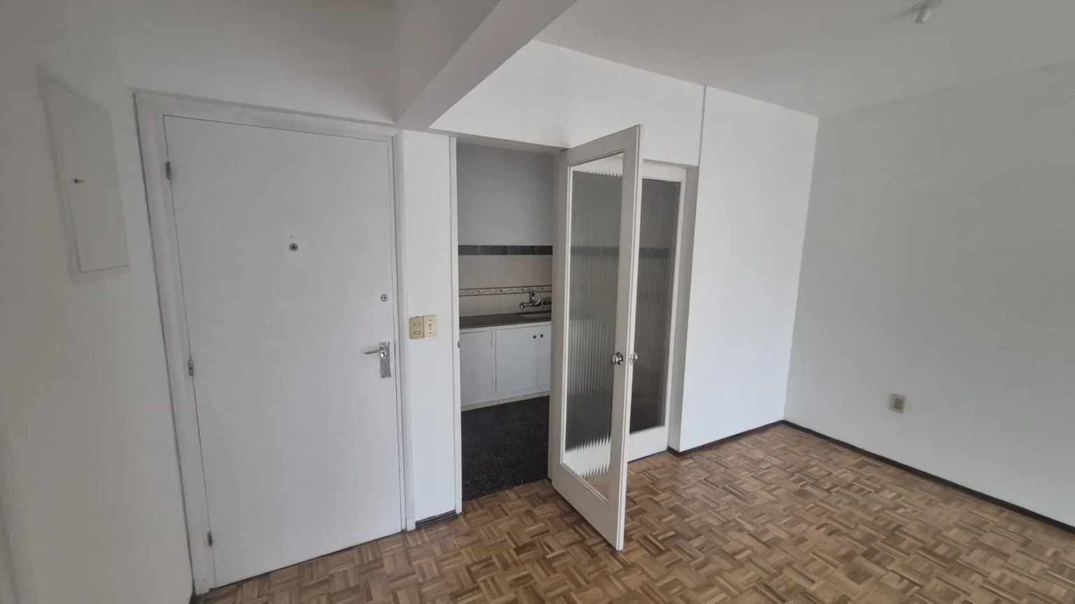 ALQUILER EN EL CENTRO DE 1 DORMITORIO, PISO ALTO AL FRENTE, LUMINOSO! · Foto 11
